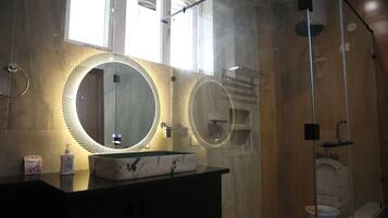 Douche, bidet, serviettes fournies, savon