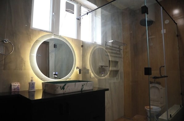 Regadera, bidet, toallas, jabón