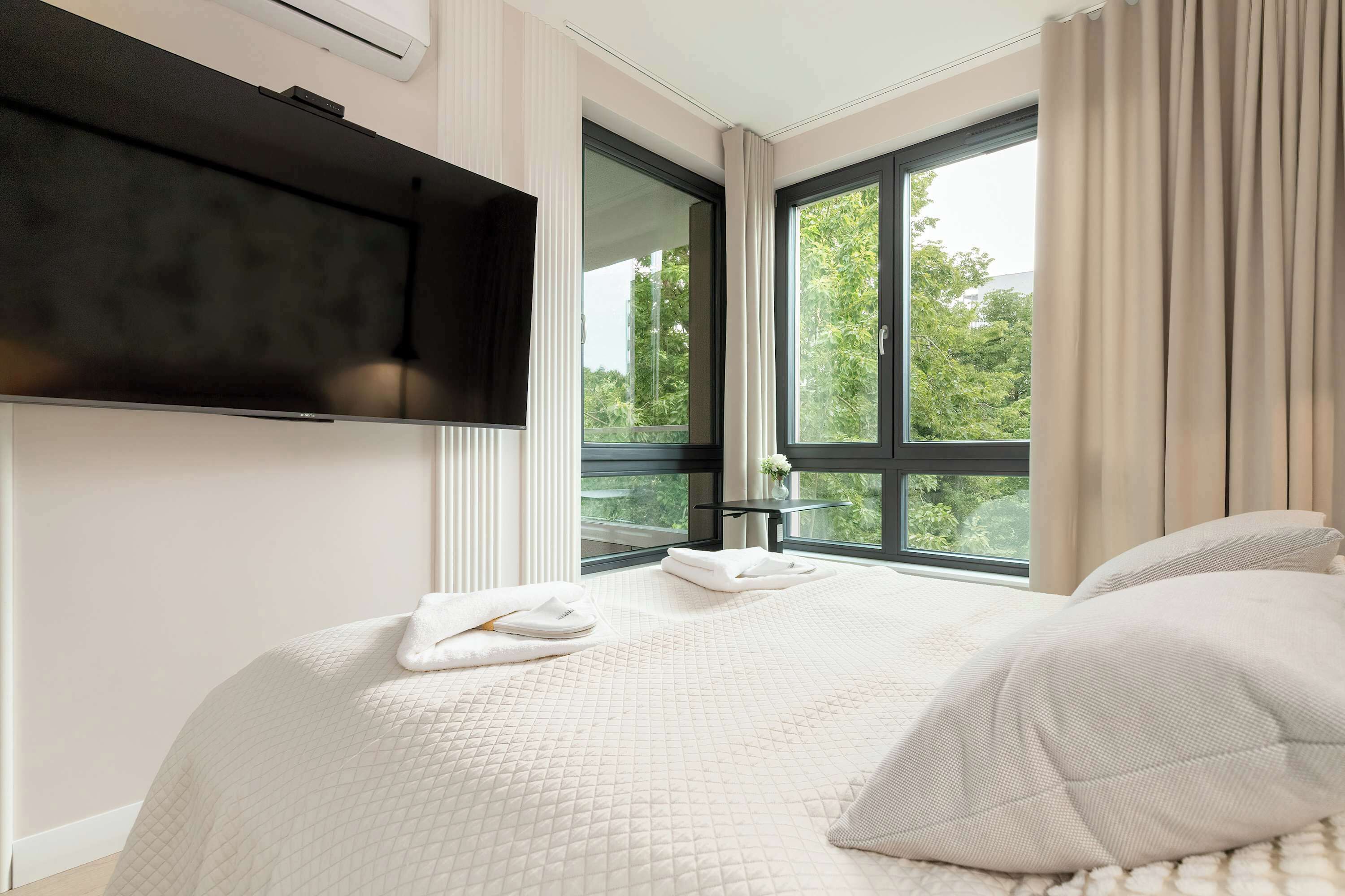 1 habitación, escritorio, tabla de planchar con plancha y cuna de viaje 