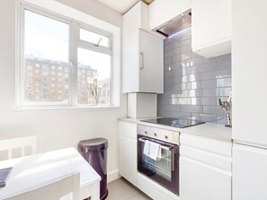 Fridge, microwave, oven, dishwasher - Stylish 3 bed | Regents Park | Private Balcony - Pass the Keys (London)