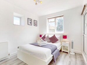 4 bedrooms, iron/ironing board, free WiFi, bed sheets