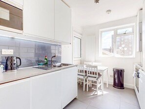 Fridge, microwave, oven, dishwasher - Stylish 3 bed | Regents Park | Private Balcony - Pass the Keys (London)