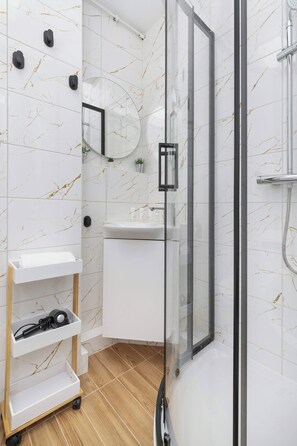 Dusche, Haartrockner, Handtücher, Shampoo