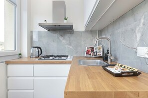 Fridge, microwave, stovetop, dishwasher