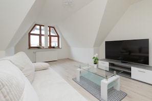 TV, offices - Bright Apartment in Sopot | Balcony, 2 Bedrooms, Close to the Beach (Sopot)