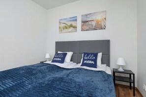 6 bedrooms, desk, iron/ironing board, travel cot