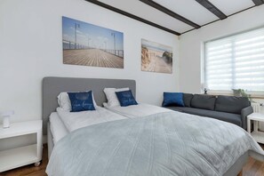 6 Schlafzimmer, Schreibtisch, Bügeleisen/Bügelbrett, Reisekinderbett