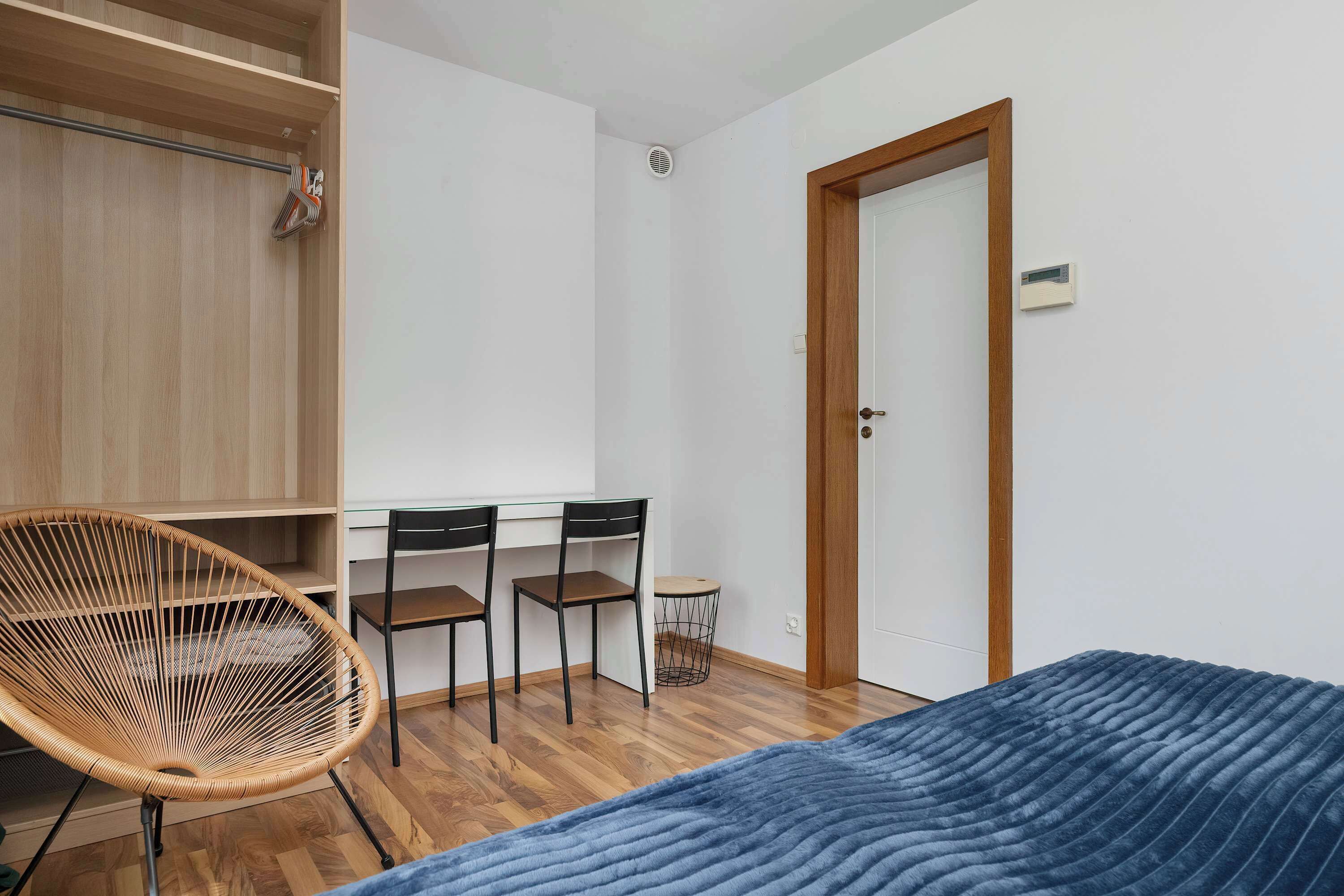 6 chambres, bureau, fer et planche à repasser, lit parapluie