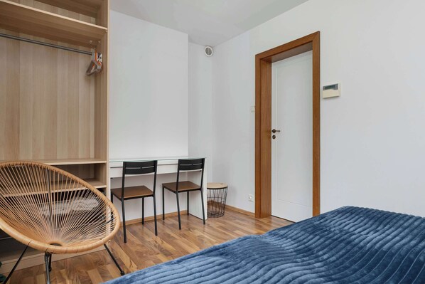 6 chambres, bureau, fer et planche Ă repasser, lit parapluie