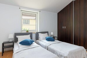 6 bedrooms, desk, iron/ironing board, travel cot