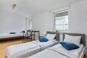 6 Schlafzimmer, Schreibtisch, Bügeleisen/Bügelbrett, Reisekinderbett