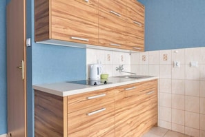 Réfrigérateur, micro-ondes, plaque de cuisson, lave-vaisselle