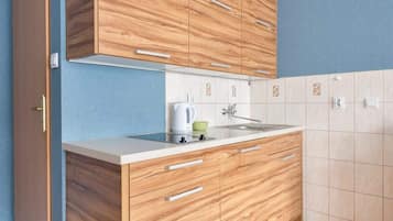 Een koelkast, een magnetron, een kookplaat, een vaatwasser