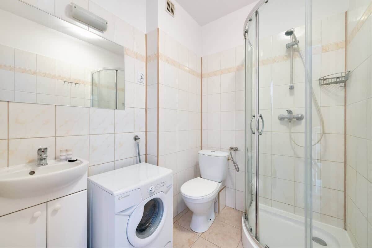 Shower, hair dryer, towels, shampoo