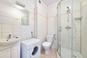 Shower, hair dryer, towels, shampoo - Modern Apartment in Sopot | Balcony and Parking (Sopot)