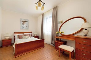 2 bedrooms, desk, iron/ironing board, travel cot