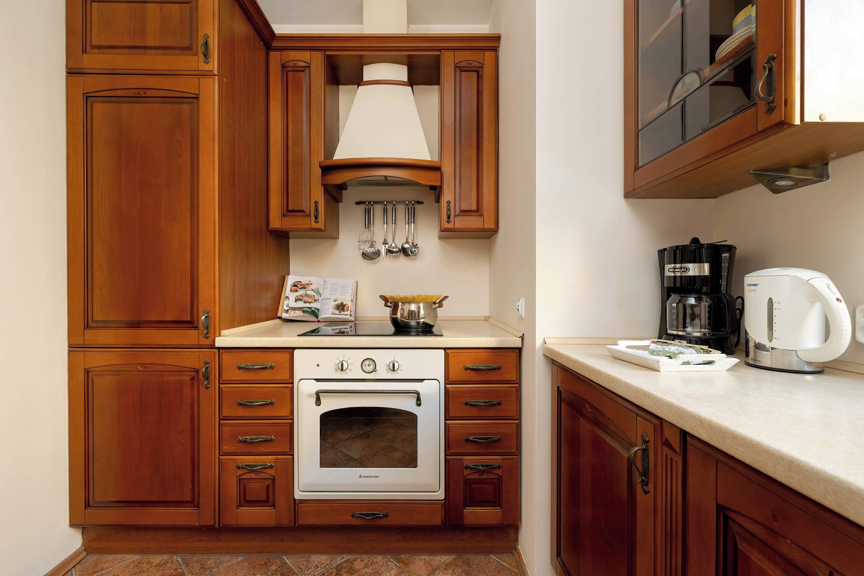 Coffee/tea maker, fridge, oven, stovetop