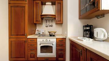 Coffee/tea maker, fridge, oven, stovetop