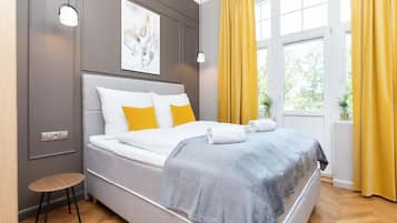 Een strijkplank/strijkijzer, wifi, beddengoed