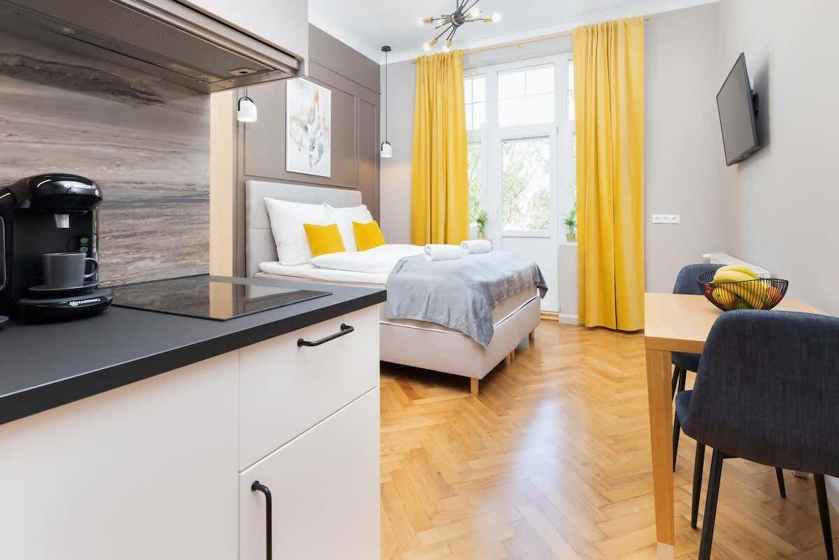 Een strijkplank/strijkijzer, wifi, beddengoed