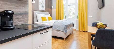 Tabla de planchar con plancha, wifi y ropa de cama