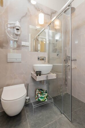 Dusj, hårføner og håndklær