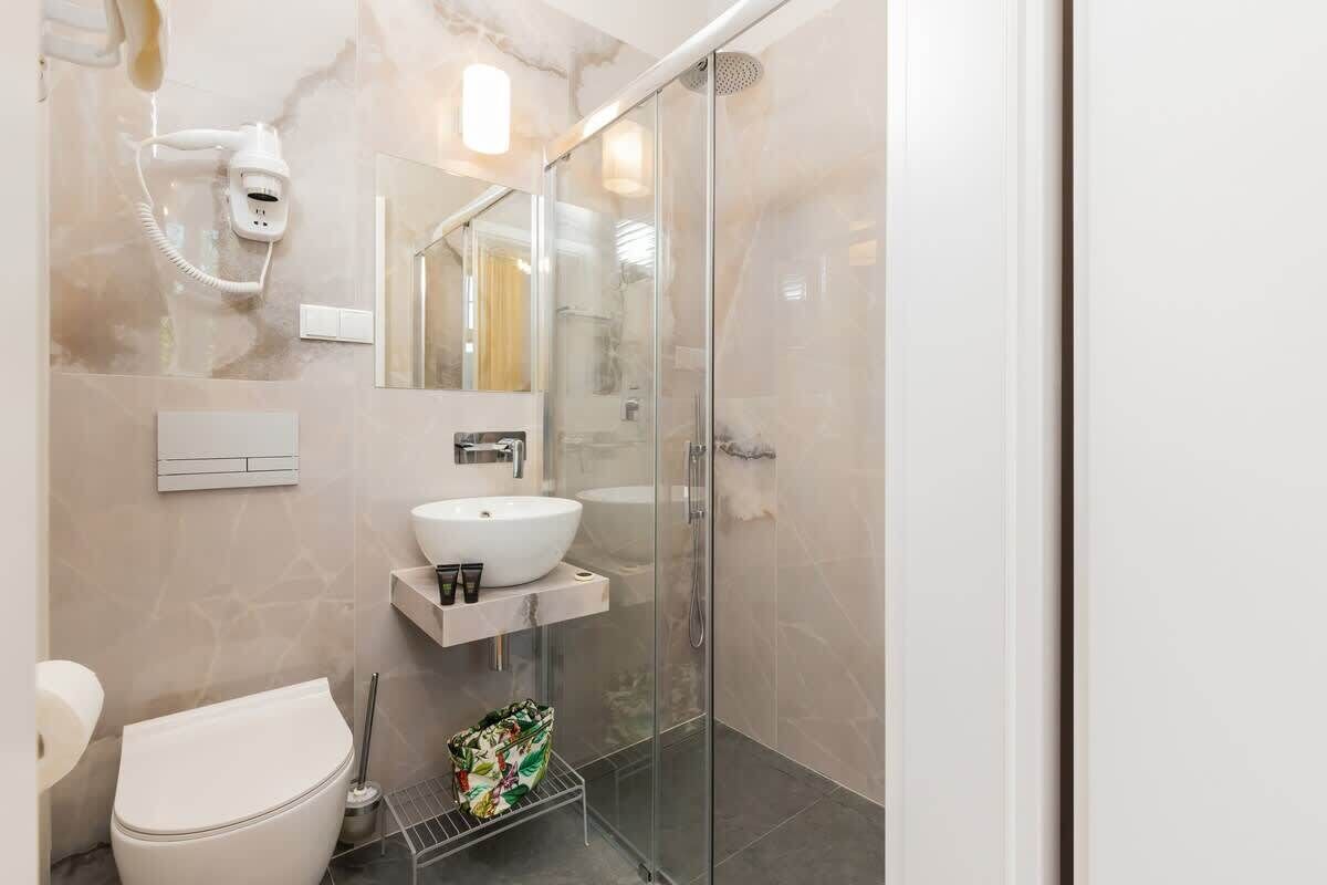 Shower, hair dryer, towels