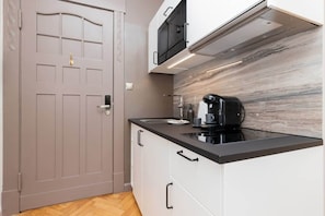 Kjøleskap, mikrobølgeovn, kokeplater og kaffetrakter/tekoker