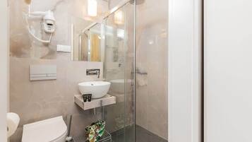 Dusche, Haartrockner, Handtücher