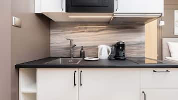 Refrigerador, microondas, parrilla de estufa y cafetera y tetera