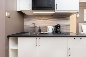 Kühlschrank, Mikrowelle, Herdplatte, Wasserkocher mit Kaffee-/Teezubehör