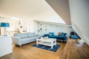 Una televisión, una oficina