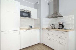 Kylskåp, mikrovågsugn, spishäll och diskmaskin