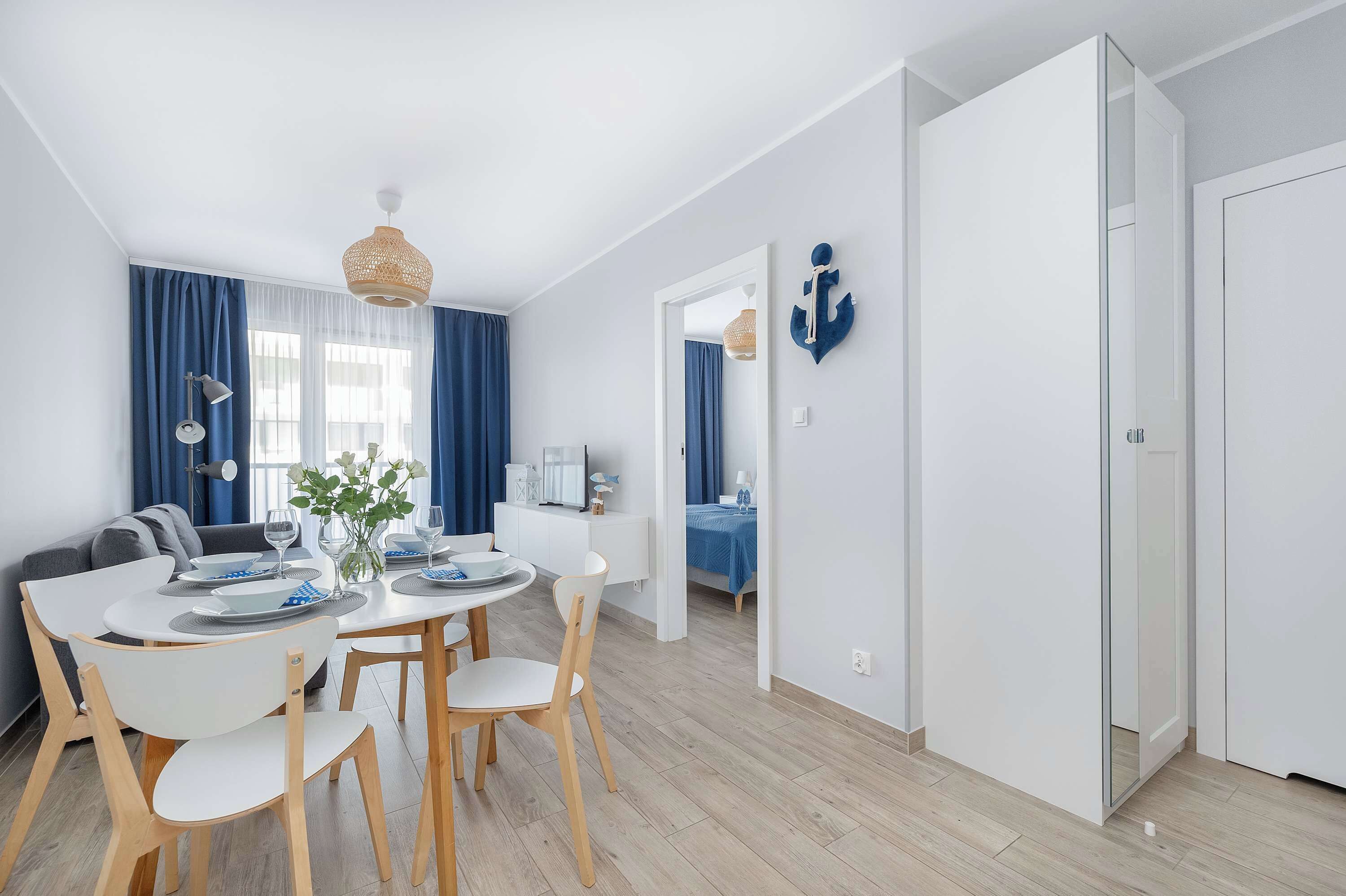 Un salon moderne comprenant un coin repas, un canapé, une table basse et un téléviseur.