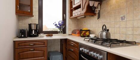 Refrigerador, horno, parrilla de estufa y cafetera y tetera