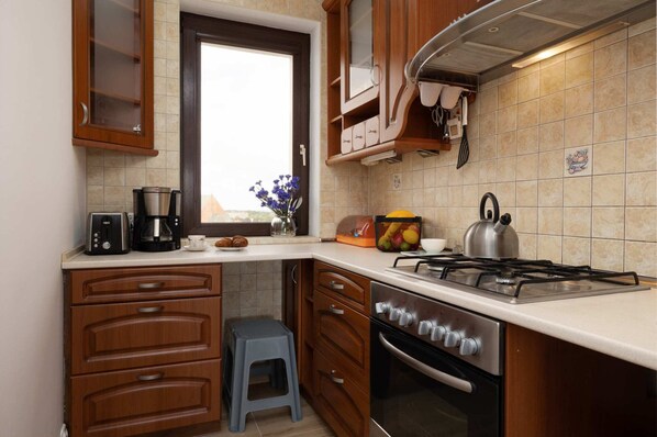 Fridge, oven, stovetop, coffee/tea maker
