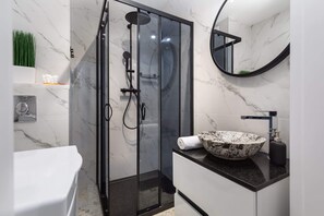 Shower, hair dryer, towels, shampoo - Apartment with Bedroom and Balcony | 1.5 km to the Beach (Kołobrzeg)