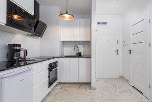 Køleskab, mikrobølgeovn, ovn, kogeplade