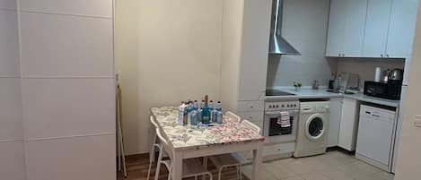 Four Ă micro-ondes, un four, surface de cuisson, lave-vaisselle