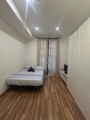 1 chambre, fer et planche à repasser, draps fournis