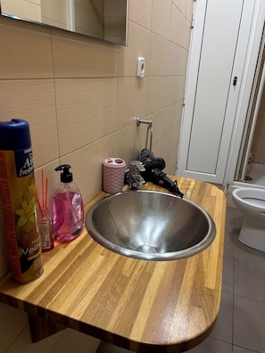 Sèche-cheveux, bidet, serviettes fournies, savon