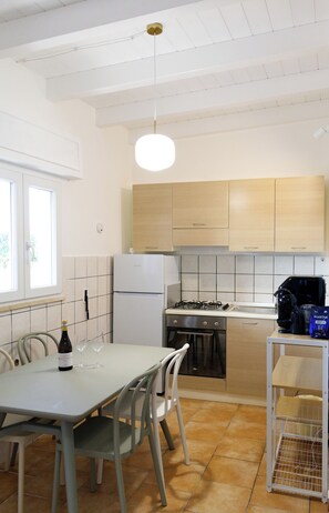 Geladeira, fogão, cooktop, talheres/pratos/utensílios de cozinha