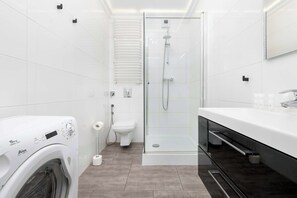 Dusche, Haartrockner, Handtücher, Shampoo