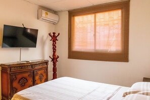 Desk, blackout curtains, free WiFi, bed sheets - Casa del parque (Cartagena)