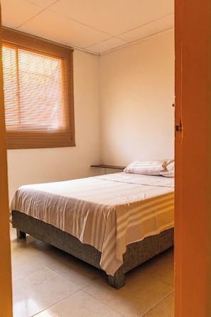 Desk, blackout drapes, free WiFi, bed sheets - Casa del parque  (Cartagena)