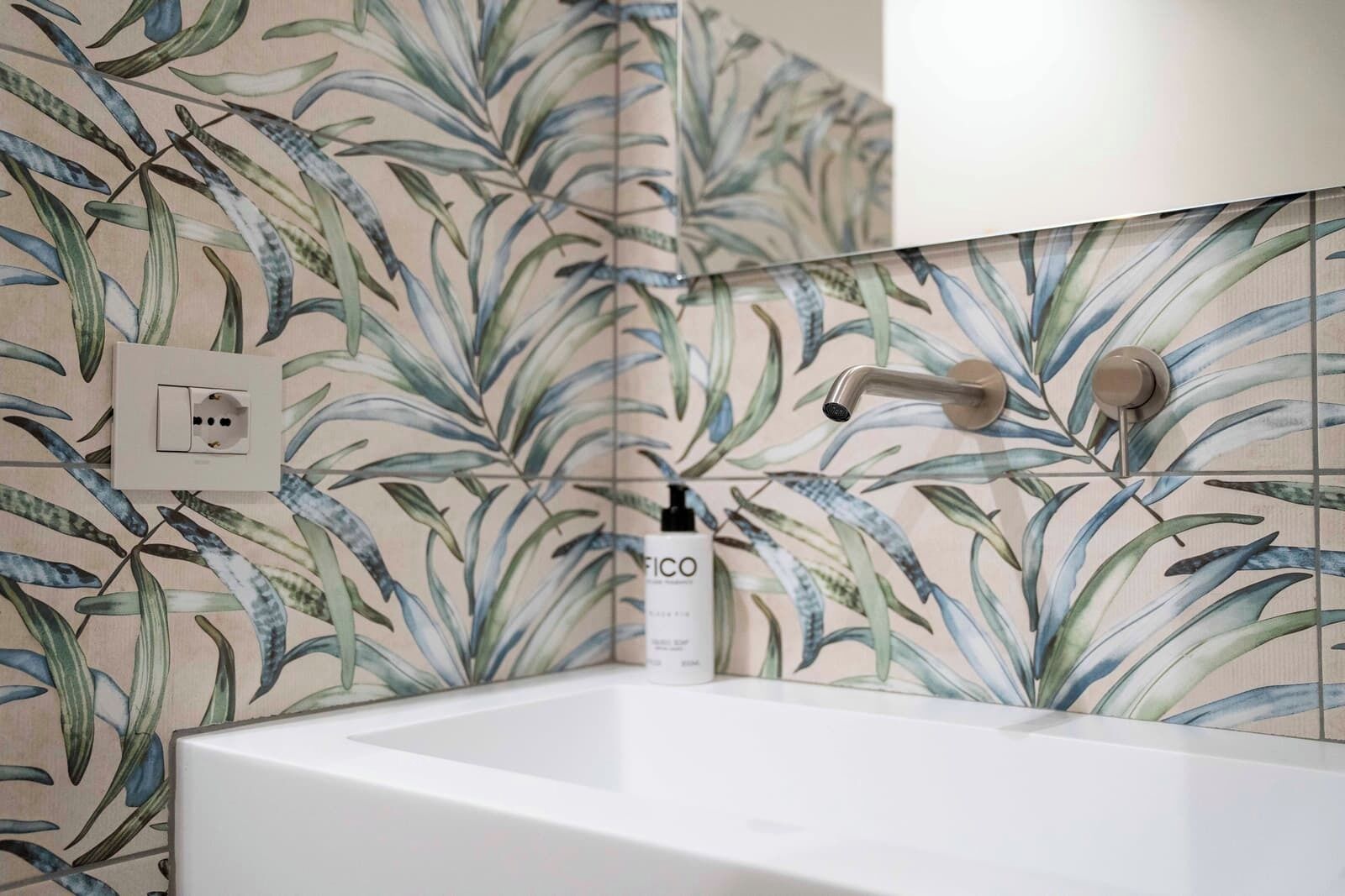 Superior tweepersoonskamer, niet-roken | Badkamer | Een douche, een haardroger, handdoeken, zeep