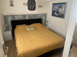 2 عدّة غرف نوم وواي فاي مجانًا وملاءات أسرّة