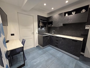 Luxury Suite, Sea View | Private kitchen
