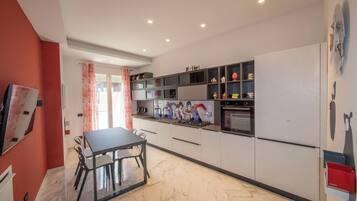 Appartamento Luxury, idromassaggio, vista giardino | Cucina privata | Bollitore elettrico, prodotti per la pulizia