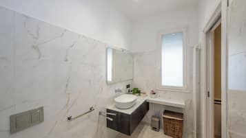 Exclusive-Suite, 1 Queen-Bett, Gartenblick, Erdgeschoss | Badezimmer